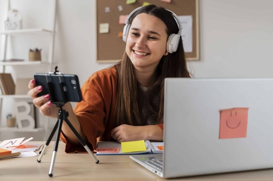 mujer creando contenido como parte de un servicio de gestion de redes sociales