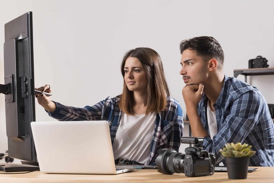 jovenes fotografos editando fotografias como parte de un servicio fotografico en Puebla