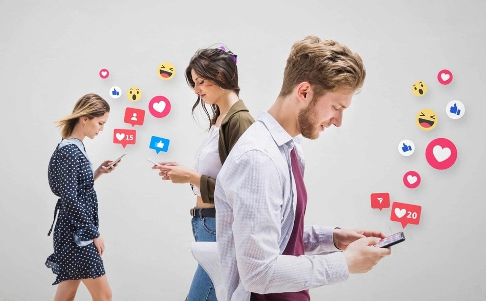 : personas caminando mientras revisan sus celulares, de sus dispositivos salen iconos de like me divierte y me encanta