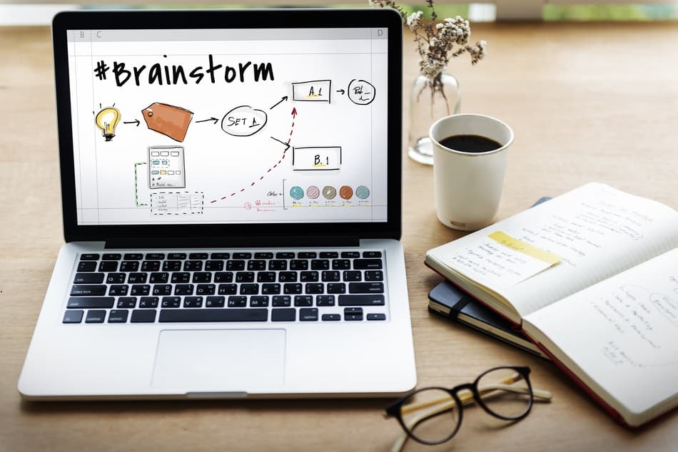 Laptop con esquema de brainstorming y estrategia digital en una agencia de diseño de páginas web en Cholula y Puebla.