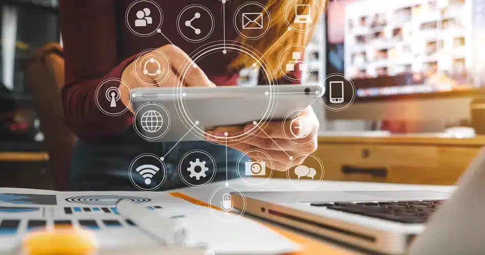 agencia-seo-construcción-de-enlaces persona revisando una tableta movil con graficos que tienen enlaces ejemplificando estrategia de link building en agencia SEO en Puebla