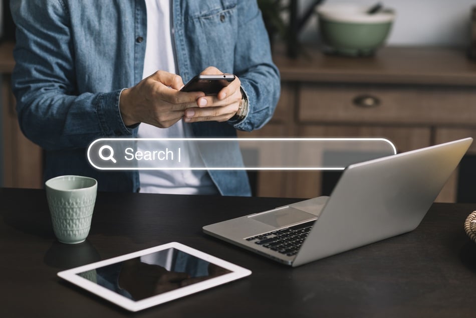 persona buscando en celular abajo se distingue un grafico de barra de busquedas ejemplificando optimización seo en agencia seo en Puebla