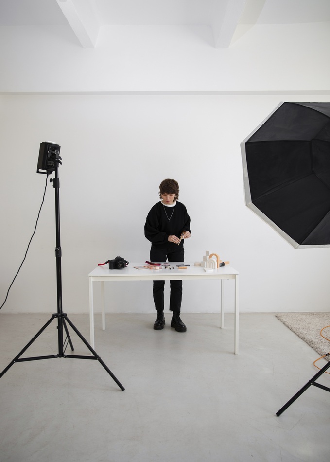 fotografo preparando accesorios para sesion de fotos en estudio fotografico rentado